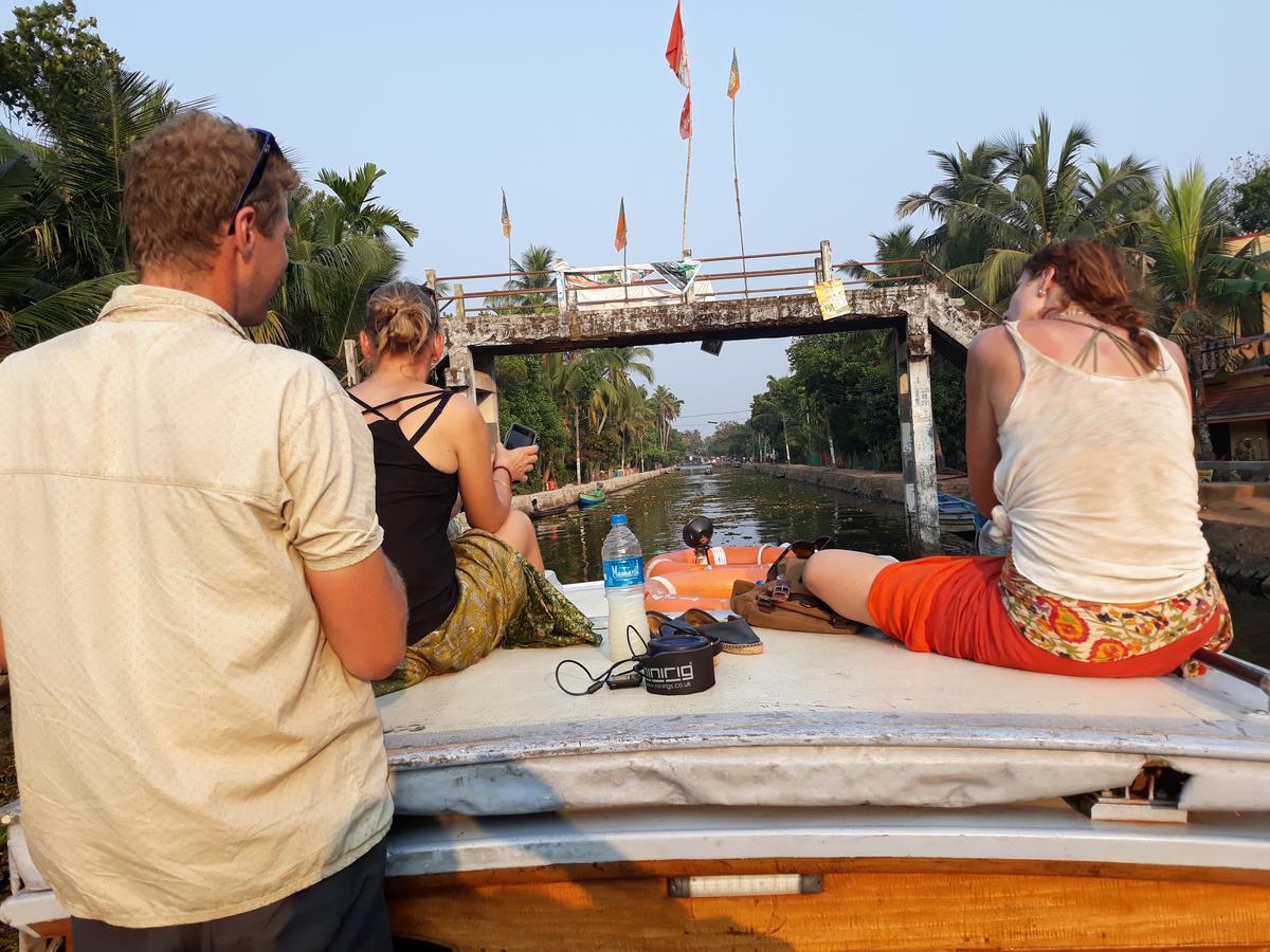 Abru'S Holidays International Travelers Alappuzha Luaran gambar