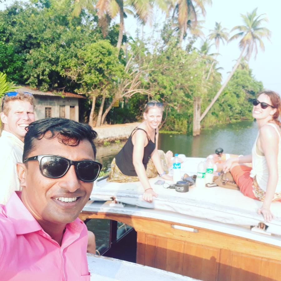 Abru'S Holidays International Travelers Alappuzha Luaran gambar